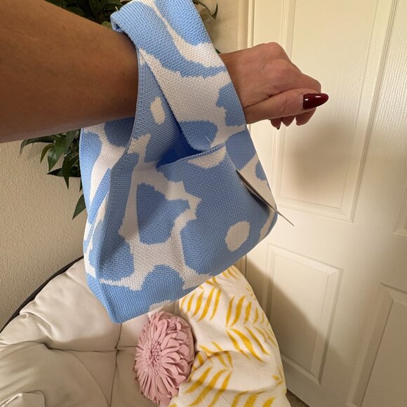 Wrist Tote Bag - 100% Polyester- Baby Blue/ White Daisies - NWT - Picture 6 of 9